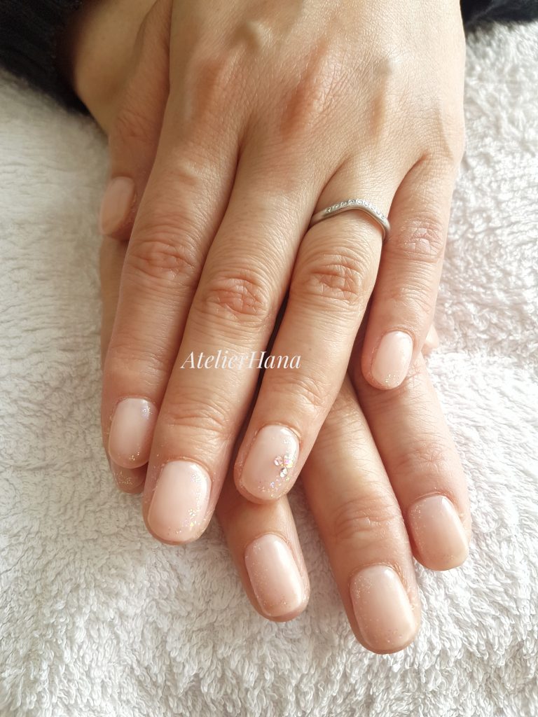 pink natural color nails with gel in amstelveen