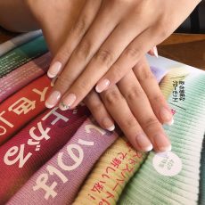 アムステルダムでネイル～シンプルフレンチにカラフルストーン