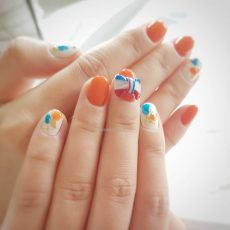 キングスデーにオレンジネイルをやって張り切る人、、、