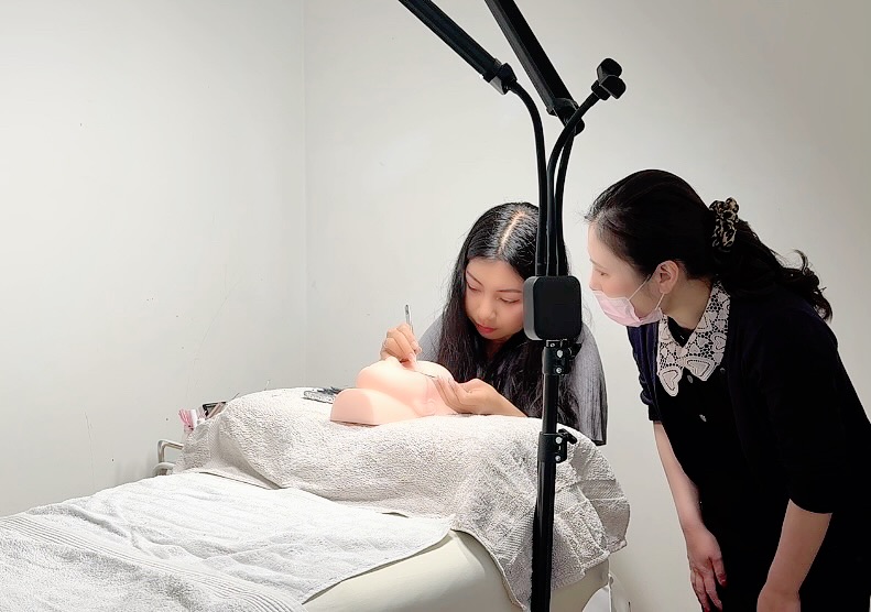 lash extensions lesson in Amsterdam